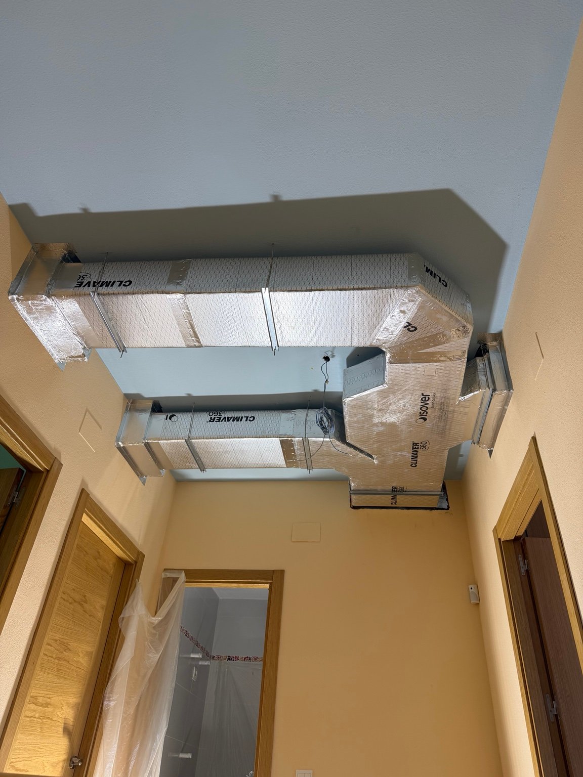 Instalación de conductos de fibra para climatización