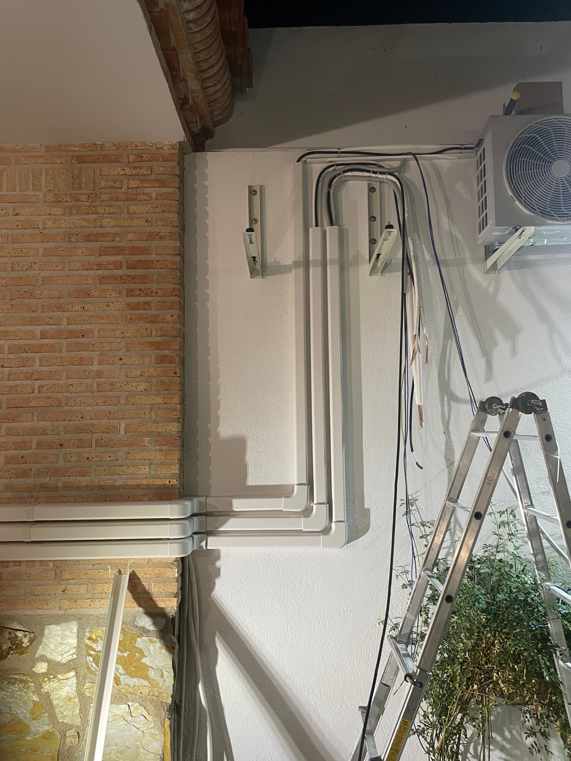 Montaje exterior de líneas y soportes de climatización