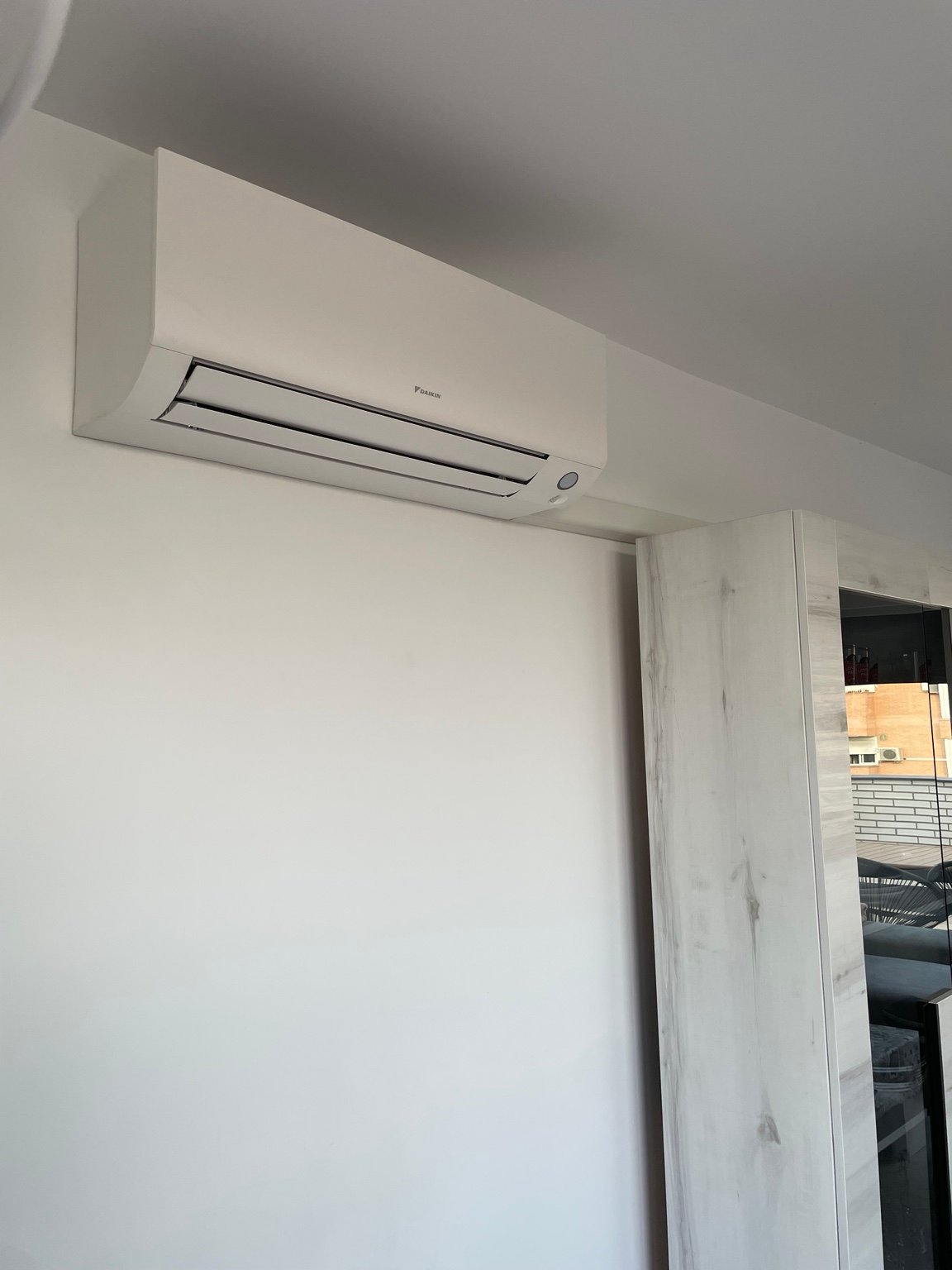 Unidad interior tipo split instalada en vivienda